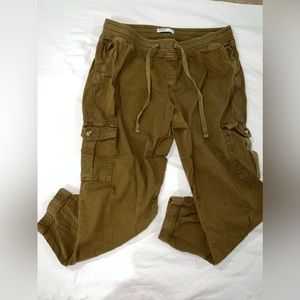Women’s olive green cargo ankle pants